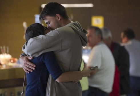 Eva y Sergio se funden en un abrazo tras llegar el joven al aeropuerto de Manises. :: damián torres