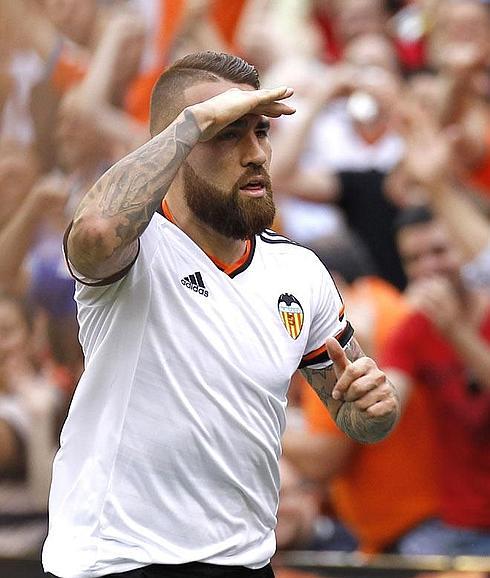 Otamendi celebra el tanto marcado ante el Eibar en Mestalla.