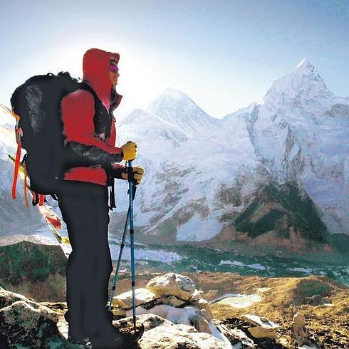 Un montañero en la cima del Kala Pattar, sobre el campo base y con el Everest y el Nuptse al fondo.