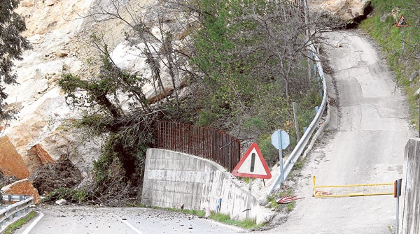 Las dos carreteras de Cortes de Pallás afectadas por el desprendimiento de la montaña.