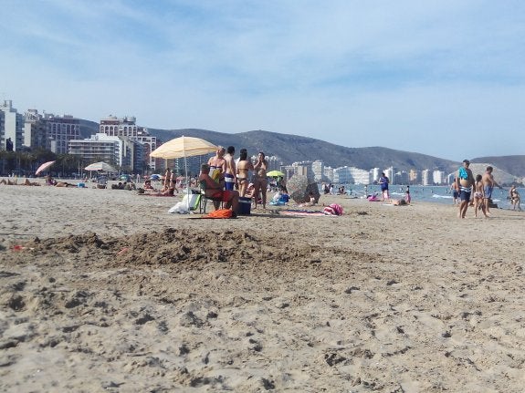 Playas llenas en Cullera durante el puente. :: a. t.