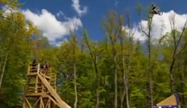 John Sheehan realiza el primer triple backflip en motocicleta