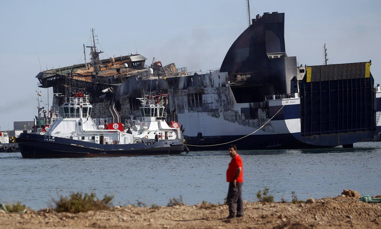 El Sorrento encara la bocana atraca en el puerto de Sagunto.