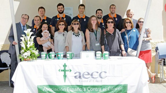 Juan Roig, Vicente Solá, Carles Duran y algunos jugadores del Valencia Basket en la mesa encabezada por Amparo Roig Herrero.