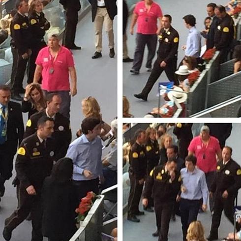 Momento en el que 'El pequeño Nicolás' abandona el palco de la Caja Mágica.