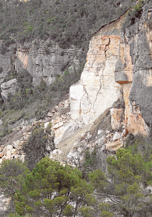 Macizo de Cortes del que cayeron 7.000 metros cúbicos de tierra y piedras.