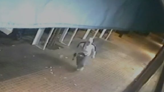 Imagen de una cámara de seguridad que captó a uno de los atracadores.