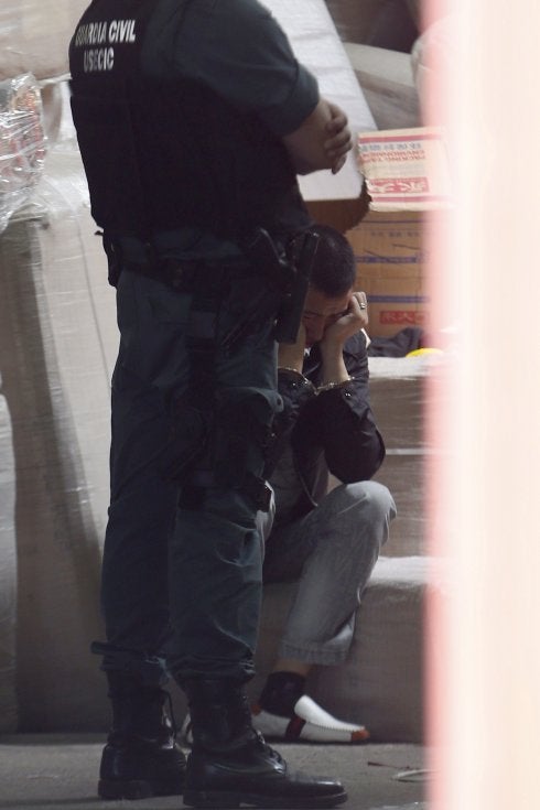 Uno de los arrestados durante la operación en Madrid. :: efe