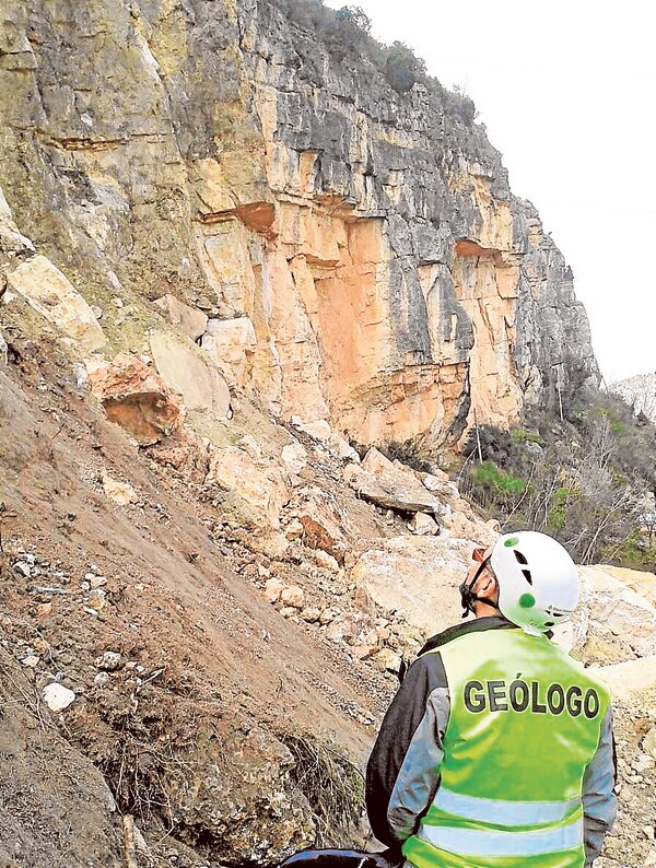Un geólogo oberva la montaña derrumbada en Cortes.