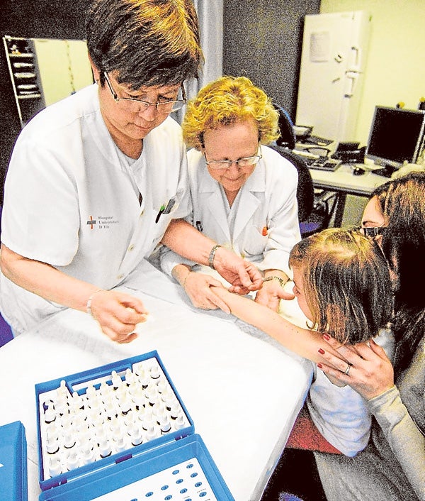 Una niña se somete a pruebas de alergia.