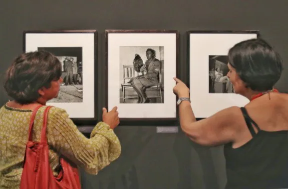 Una de las imágenes de Weegee muestra a un ladrón disfrazado de mujer. :: jesús montañana