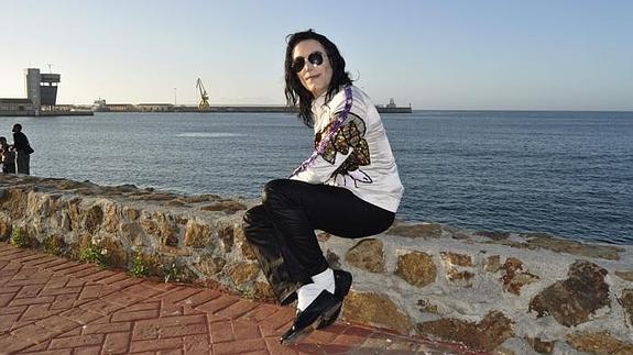 El valenciano Francisco Bernabéu, doble oficial en España del cantante Michael Jackson.