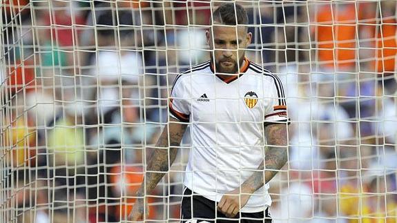 Otamendi se lamenta tras fallar una ocasión en el Valencia CF-Celta de Vigo.