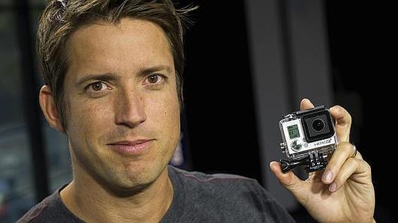 Nick Woodman con una cámara Go Pro.