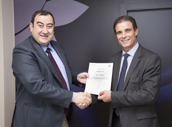 El director general de Calidad Ambiental, Vicente Tejedo (d), entrega el certificado EMAS al CEO de SEIPASA, Pedro Luis Peleato (i).  