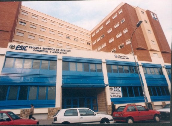 Fachada de la escuela de negocios en Valencia.:: ESIC