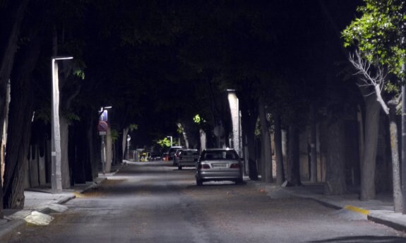 Imagen nocturna de una calle de La Canyada, tras el cambio de las farolas. :: a. m.
