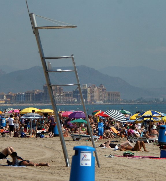 Posta de vigilancia vacía en la playa de la Malvarrosa. :: j.monzo