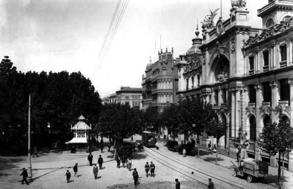 El flamante edificio de Correos, recién inaugurado, en la plaza que entonces se llamaba de Emilio Castelar. :: archivo lp