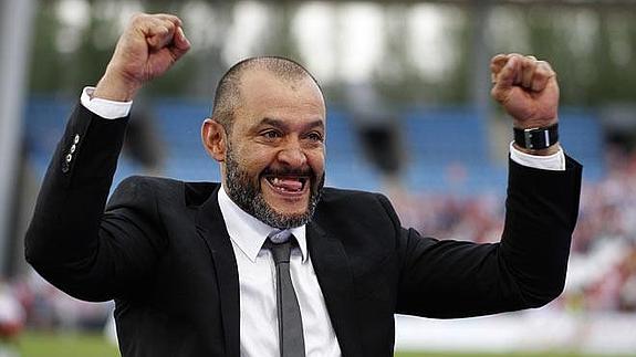 Nuno celebra la clasificiación para la Champions.