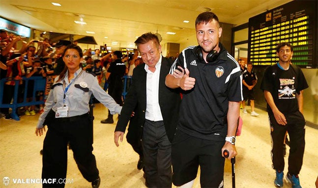 Peter Lim toma del brazo a Diego Alves, ayer al llegar a Manises.