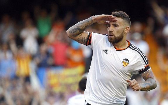 Otamendi otea el horizonte tras marcar un gol, un gesto que ahora puede cobrar cierto significado. 