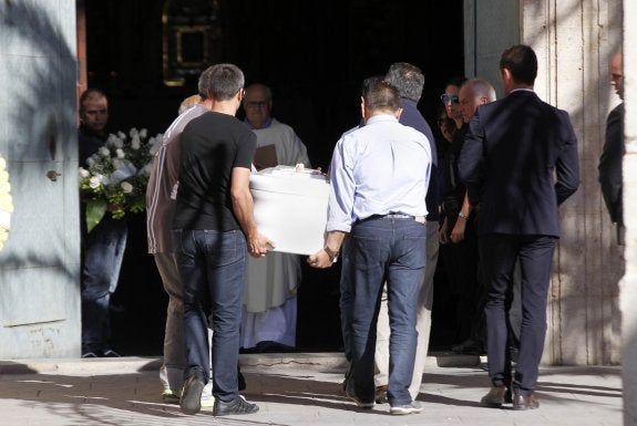 La juez imputa un delito de asesinato a la madre acusada de asfixiar a su hijo
