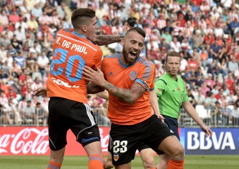 De Paul y Otamendi, tras el gol.