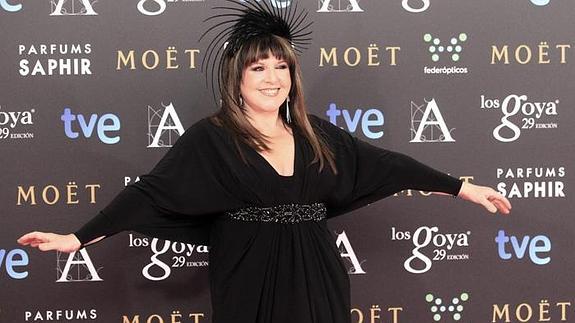 La actriz Loles León posa en la alfombra roja de la pasada edición de los Goya. 