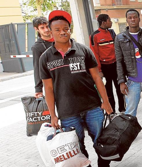 Inmigrantes de Melilla abandonan el CIE de Valencia.