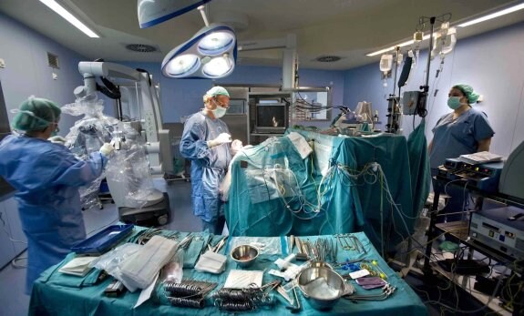Profesionales sanitarios durante una intervención en el hospital de Alzira, gestionado por Ribera Salud. :: EFE / carles ricard 