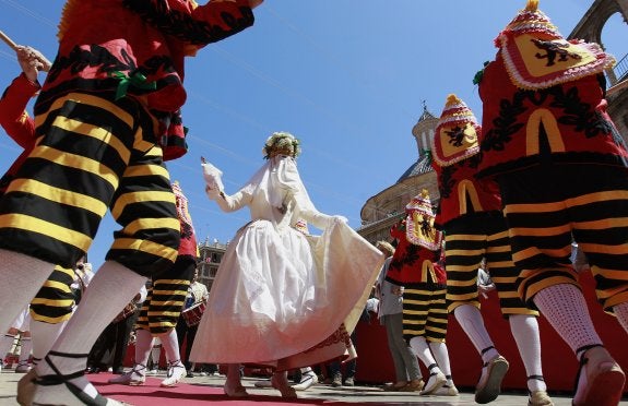 Retablo de Villahermosa del Río (Castellón), a la derecha, que  representa una procesión del  Corpus Christi hacia el año 1400.   :: foto Institut amatllerIntegrantes del desfile del Corpus, con la popular Moma en el centro. :: j. j. monzó