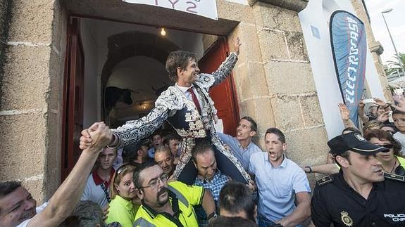 Julián López 'El Juli' sale por la puerta grande tras la corrida solidaria para ayudar a la lucha contra el cáncer infantil, en Cáceres.