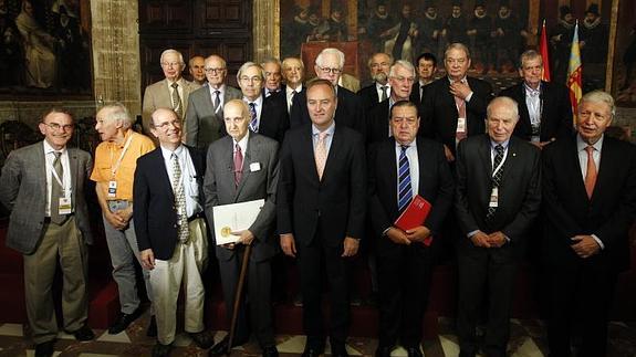 Fabra, junto con el jurado de los premios Jaime I. 