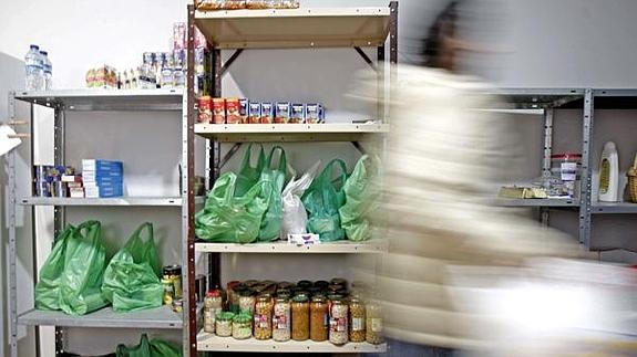 Alimentos no perecederos guardados por Cáritas. 