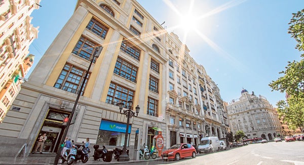 A la izquierda, el edificio de Telefónica de la Plaza del Ayuntamiento, comprado por Francisco Martínez; a la derecha, el de Generali, adquirido por Zriser.