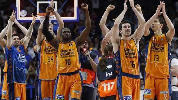 Los jugadores del Valencia Basket celebran la victoria ante el Real Madrid.