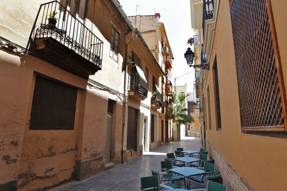 Edificios de la parte izquierda de la calle Entenza, a espaldas del palacio del Temple, que el Ayuntamiento prevé derribar. :: jesús signes