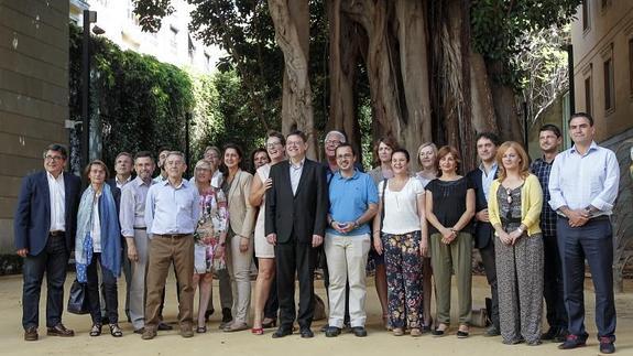 Ximo Puig, junto a los diputados del grupo parlamentario socialista de Les Cortes Valencianes esta mañana.