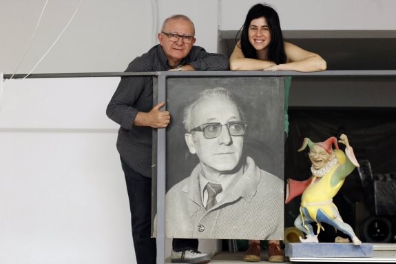 Pepe y Marina Puche, junto a la fotografía de Julián Puche. :: irene marsilla