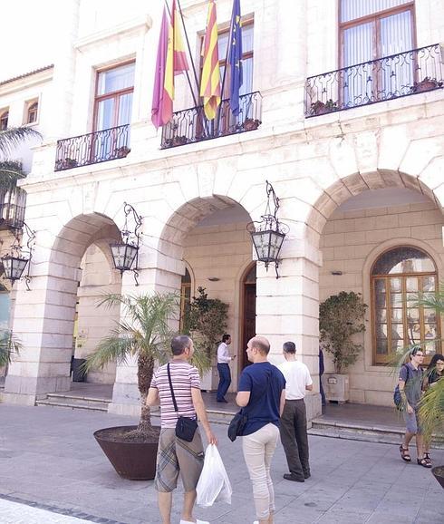 El Ayuntamiento de Gandia, en el momento de la entrada de la Guardia Civil. 