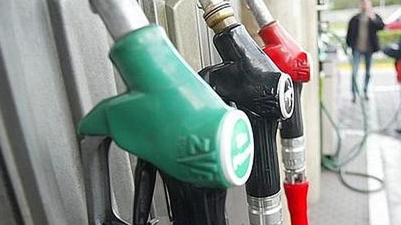 Surtidores de gasolina en una gasolinera.