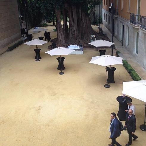 Mesas en las que se iba a servir el catering.