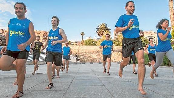 Varios integrantes del club 5dedos se entrenan en el antiguo cauce del río Turia.