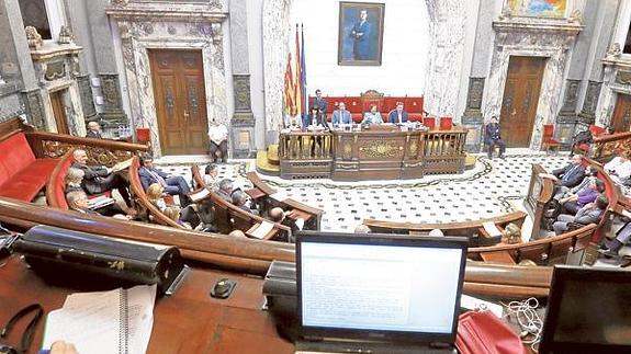 Hemiciclo municipal, con el palco de prensa en primer término.