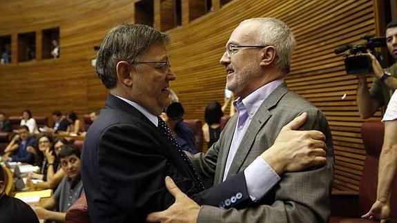 Antonio Montiel (Podemos), saluda a Ximo Puig (PSPV). 
