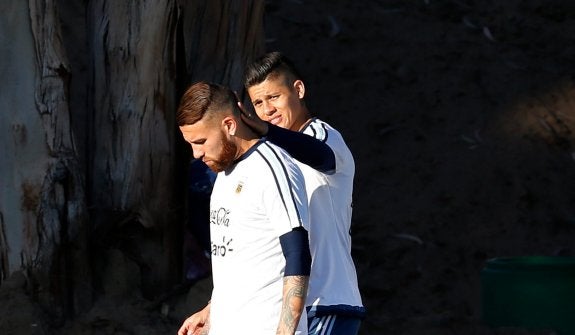 Otamendi recibe un gesto cariñoso de Marcos Rojo en un entrenamiento con Argentina esta semana. :: 