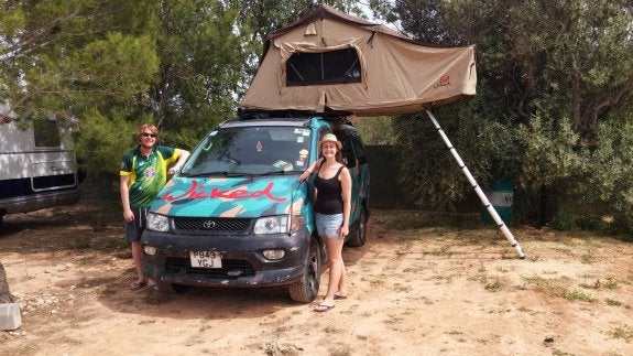 Una pareja, en uno de los últimos campings valencianos que abrió sus puertas, en 2013, destinado a caravanas.:: LP