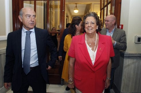 La alcaldesa de Valencia, Rita Barberá, ayer, antes de su comparecencia. :: jesús signes