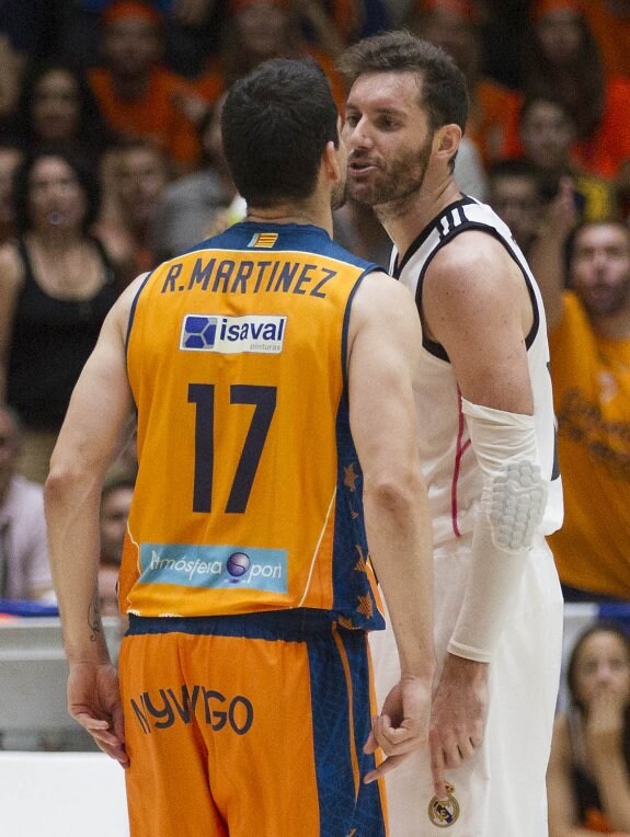 Rafa Martínez se encara a Rudy en la Fonteta. 